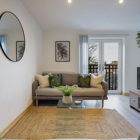Large, Newly Renovated, Three Bedroom Town Centre Split Level Apartment With Free Parking, Sleeps Seven - Walking Distance To Beach Bournemouth Exterior photo