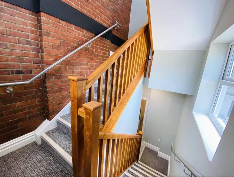 Large, Newly Renovated, Three Bedroom Town Centre Split Level Apartment With Free Parking, Sleeps Seven - Walking Distance To Beach Bournemouth Exterior photo
