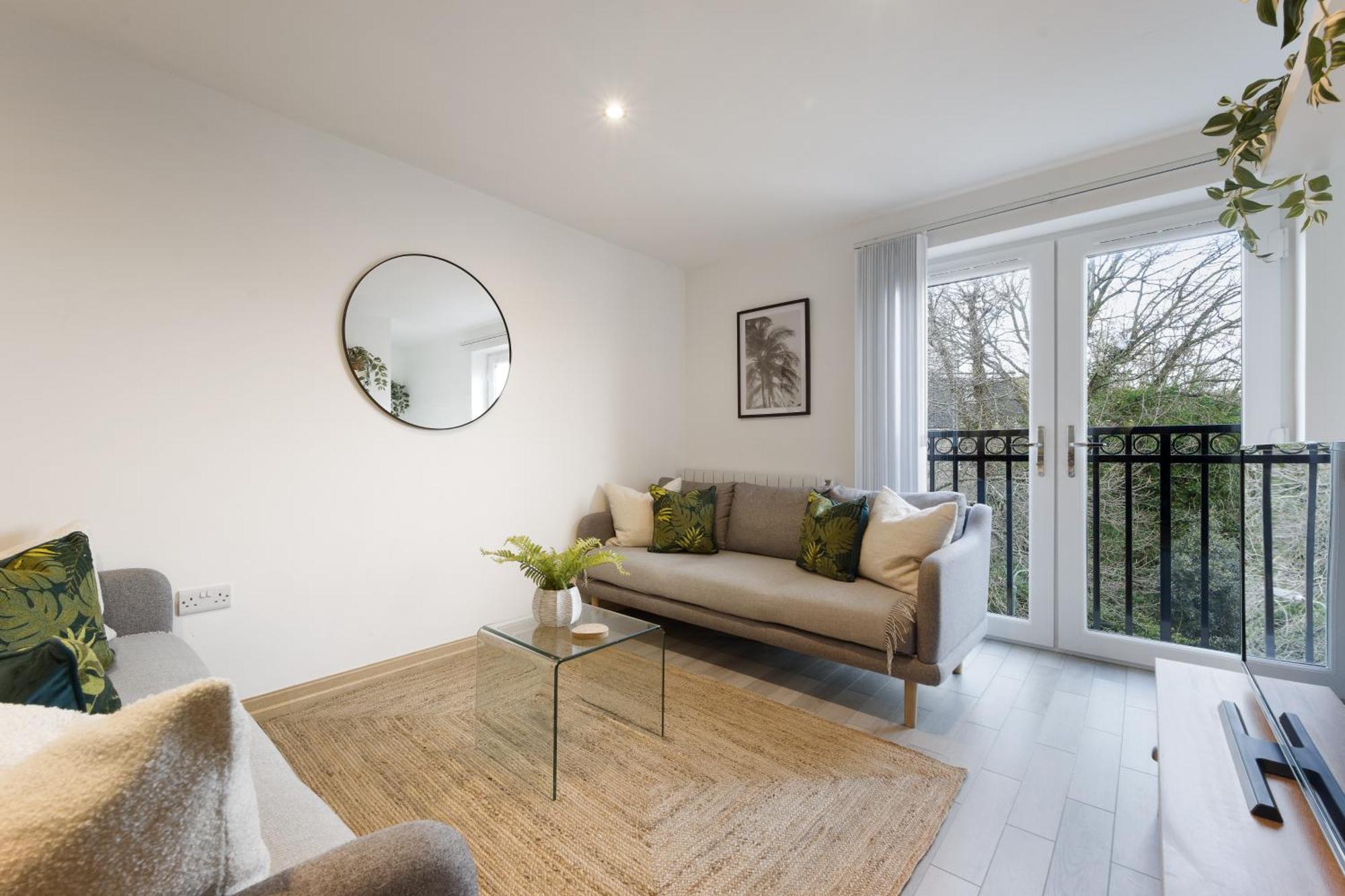 Large, Newly Renovated, Three Bedroom Town Centre Split Level Apartment With Free Parking, Sleeps Seven - Walking Distance To Beach Bournemouth Exterior photo