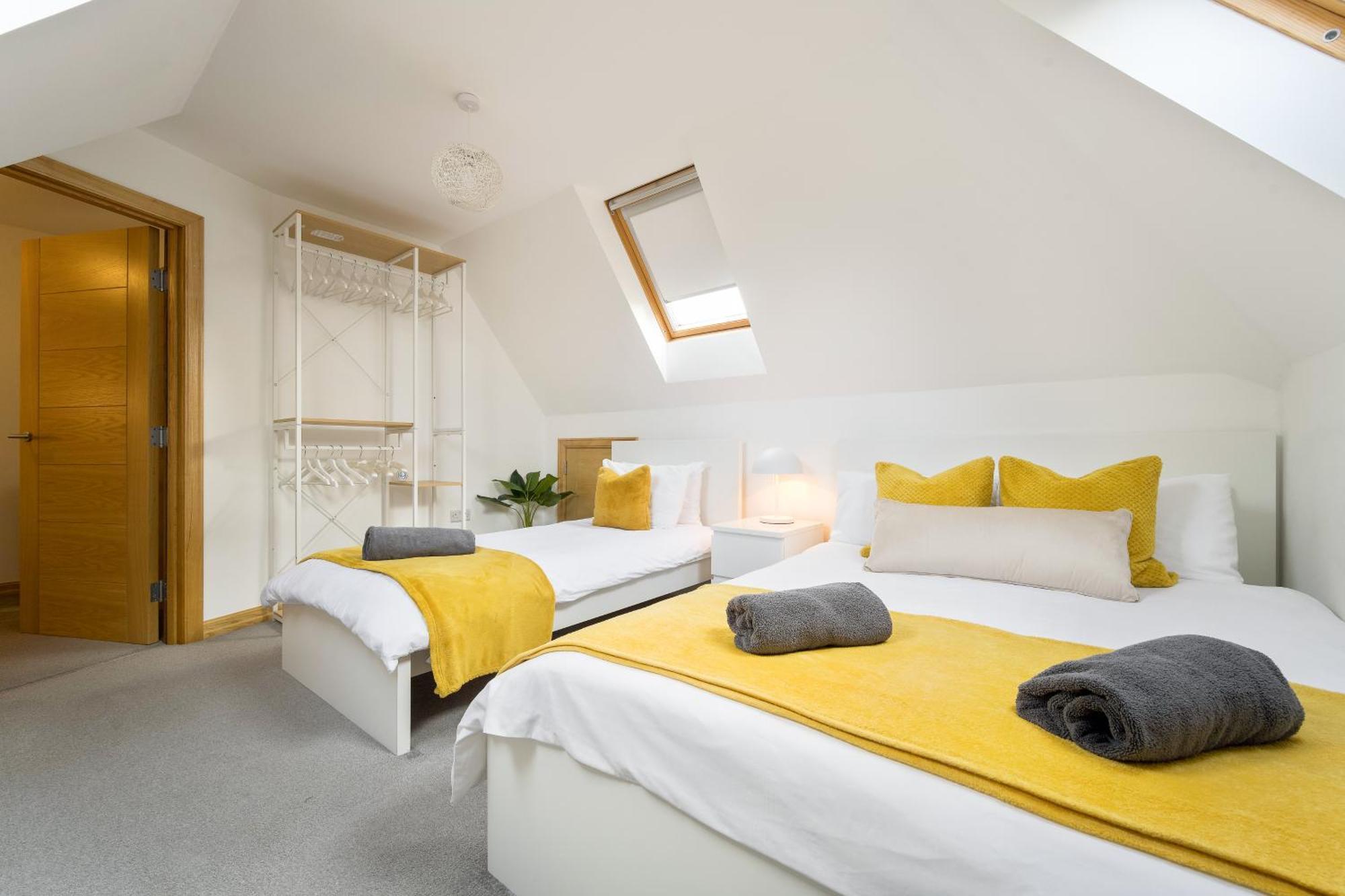 Large, Newly Renovated, Three Bedroom Town Centre Split Level Apartment With Free Parking, Sleeps Seven - Walking Distance To Beach Bournemouth Exterior photo