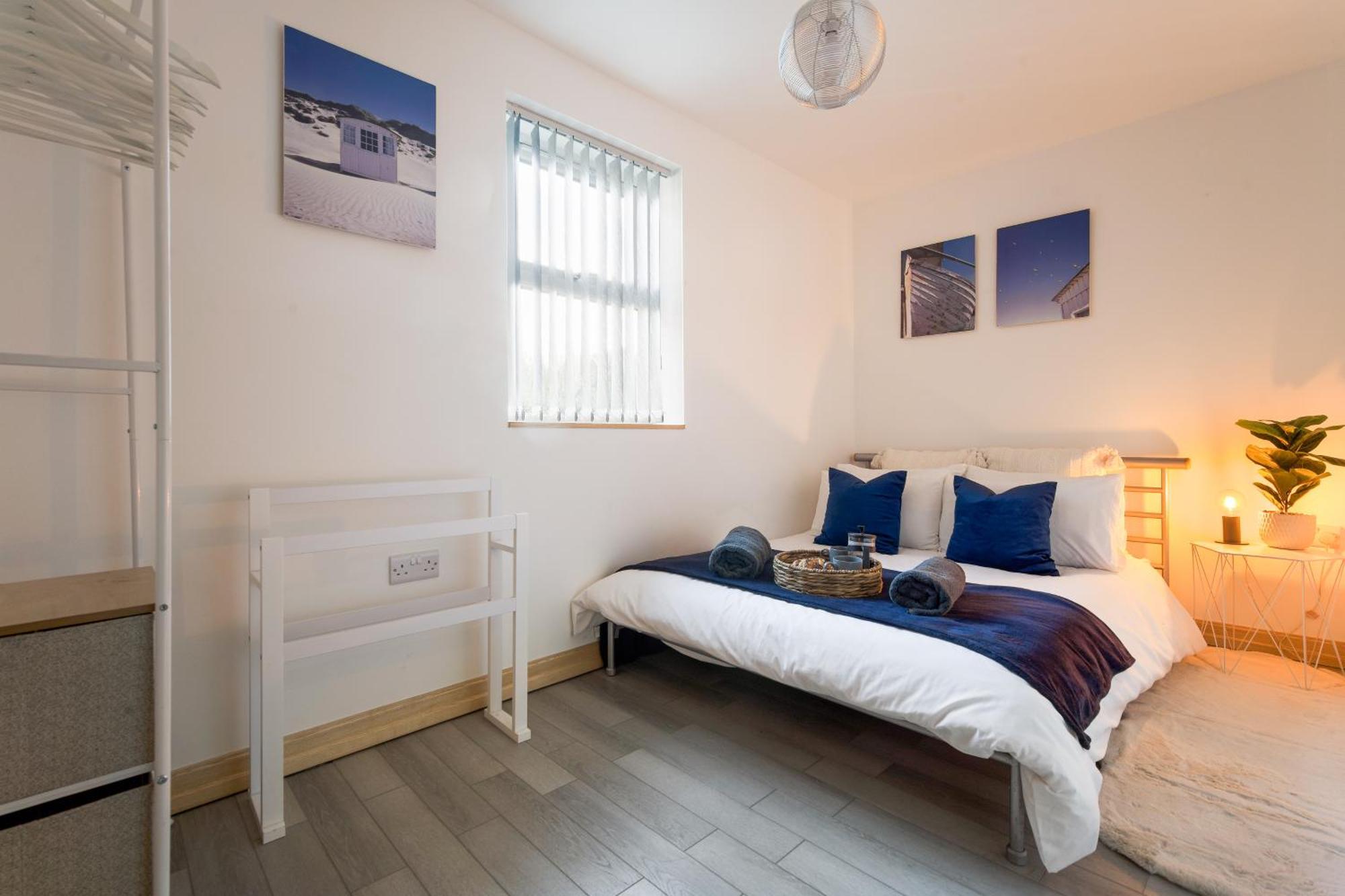 Large, Newly Renovated, Three Bedroom Town Centre Split Level Apartment With Free Parking, Sleeps Seven - Walking Distance To Beach Bournemouth Exterior photo