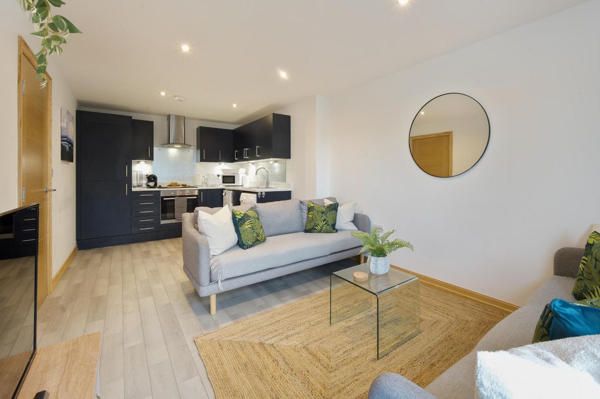 Large, Newly Renovated, Three Bedroom Town Centre Split Level Apartment With Free Parking, Sleeps Seven - Walking Distance To Beach Bournemouth Exterior photo