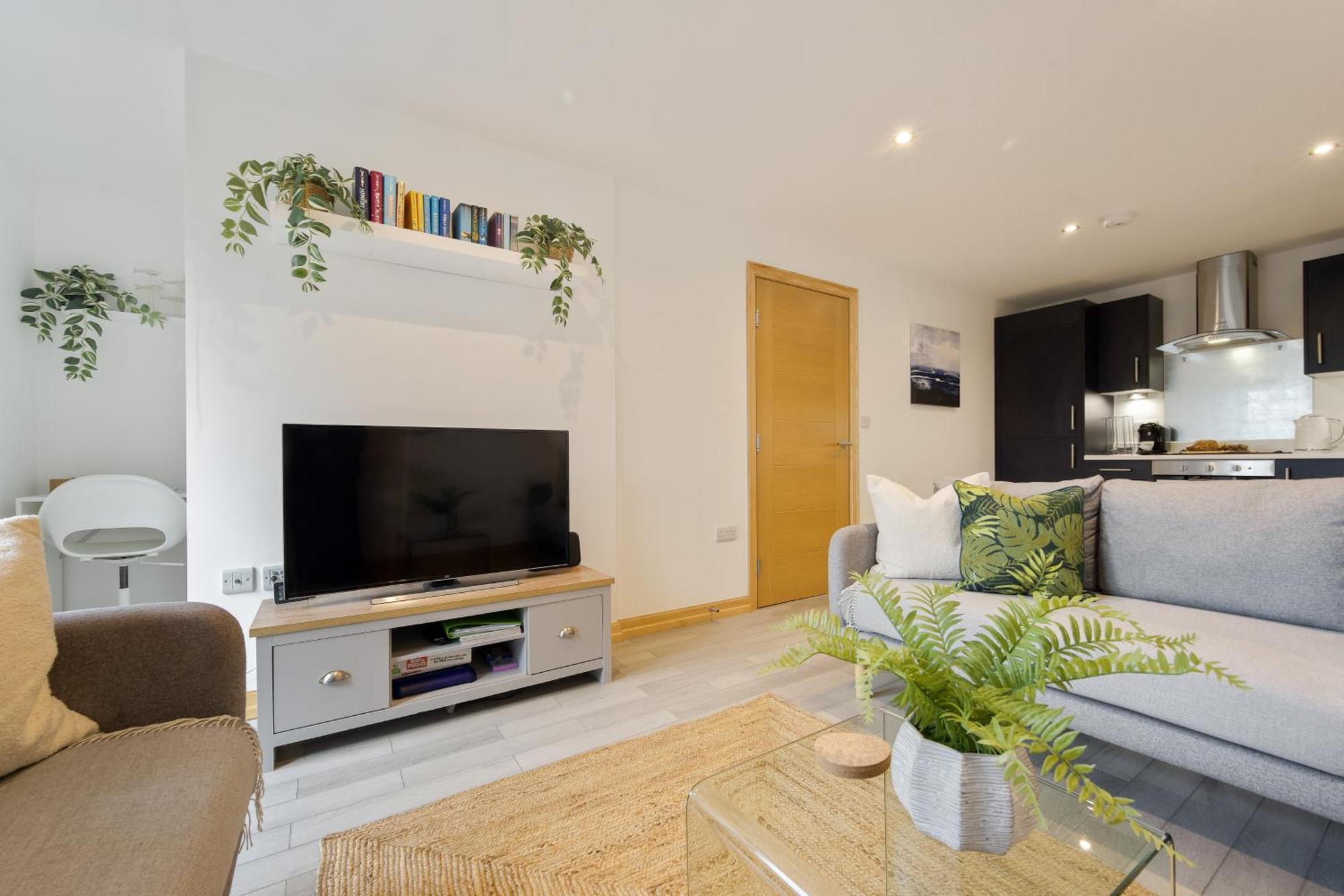 Large, Newly Renovated, Three Bedroom Town Centre Split Level Apartment With Free Parking, Sleeps Seven - Walking Distance To Beach Bournemouth Exterior photo