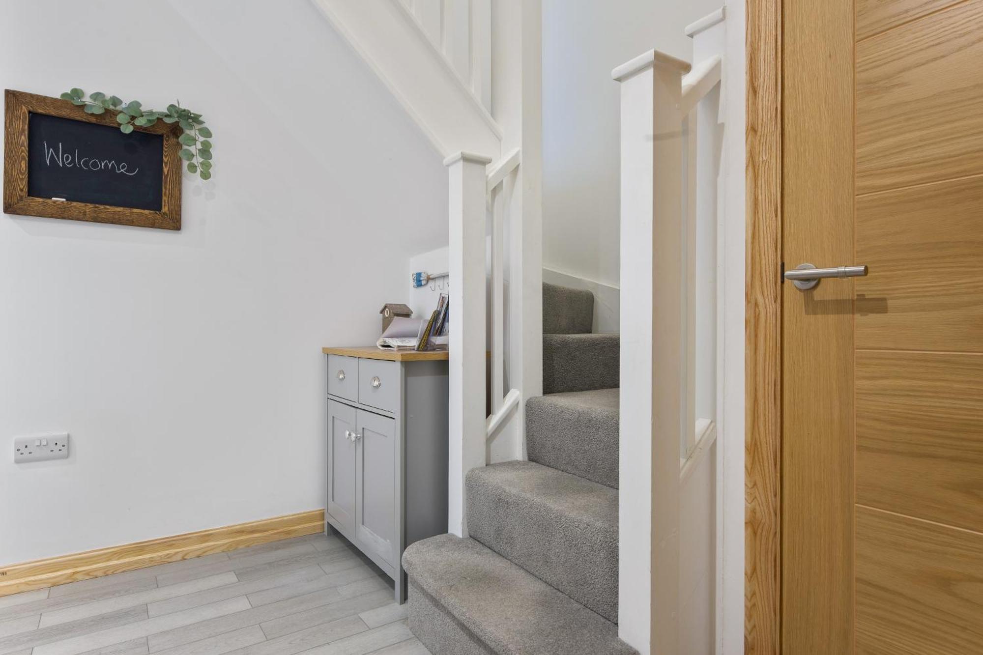 Large, Newly Renovated, Three Bedroom Town Centre Split Level Apartment With Free Parking, Sleeps Seven - Walking Distance To Beach Bournemouth Exterior photo