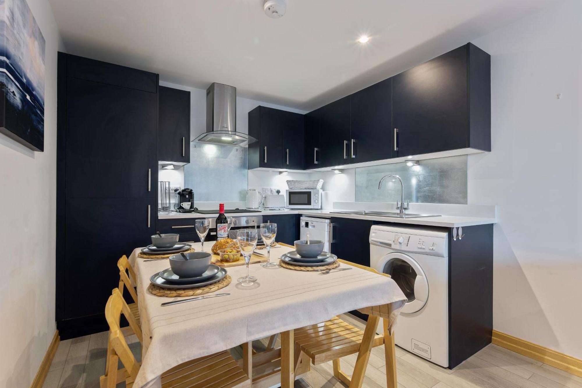 Large, Newly Renovated, Three Bedroom Town Centre Split Level Apartment With Free Parking, Sleeps Seven - Walking Distance To Beach Bournemouth Exterior photo
