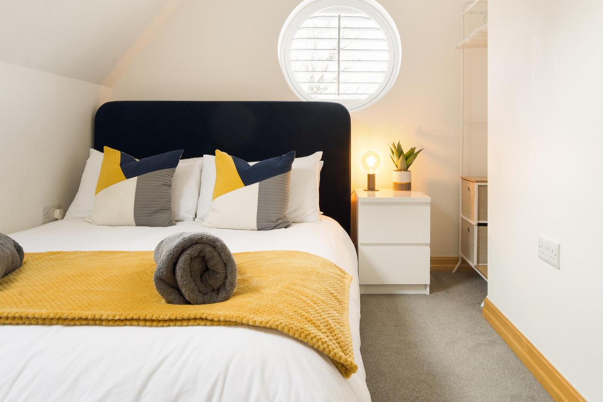 Large, Newly Renovated, Three Bedroom Town Centre Split Level Apartment With Free Parking, Sleeps Seven - Walking Distance To Beach Bournemouth Exterior photo