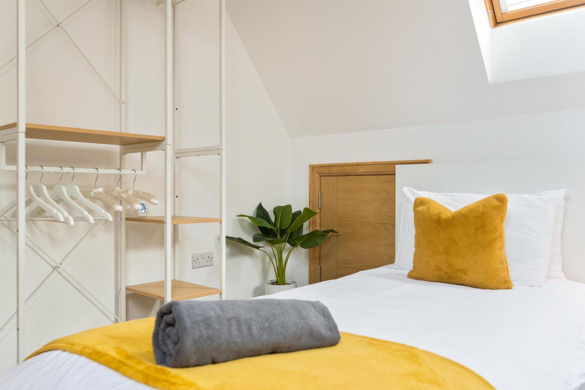 Large, Newly Renovated, Three Bedroom Town Centre Split Level Apartment With Free Parking, Sleeps Seven - Walking Distance To Beach Bournemouth Exterior photo