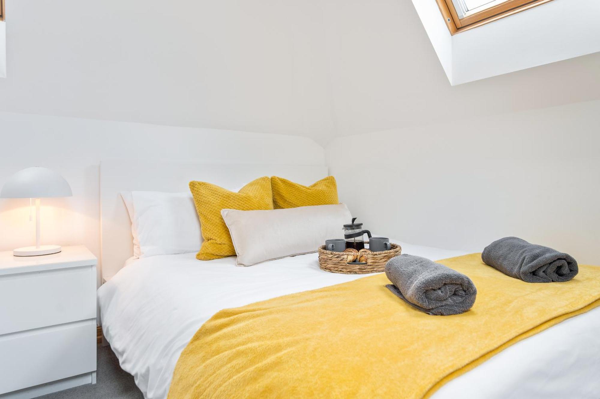 Large, Newly Renovated, Three Bedroom Town Centre Split Level Apartment With Free Parking, Sleeps Seven - Walking Distance To Beach Bournemouth Exterior photo